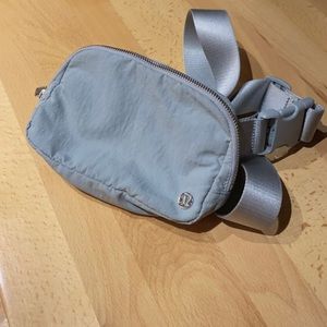 LULULEMON EVERYWHERE BELT BAG SILVER DROP